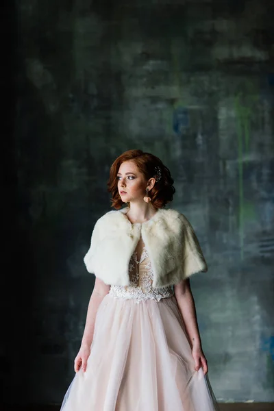 드레스를 여자의 초상화와 흰색과 스튜디오 — 스톡 사진