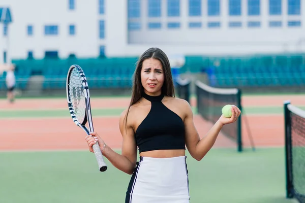 Mooie Stijlvolle Sexy Vrouw Een Zwarte Trendy Sportkleding Tennisbaan — Stockfoto