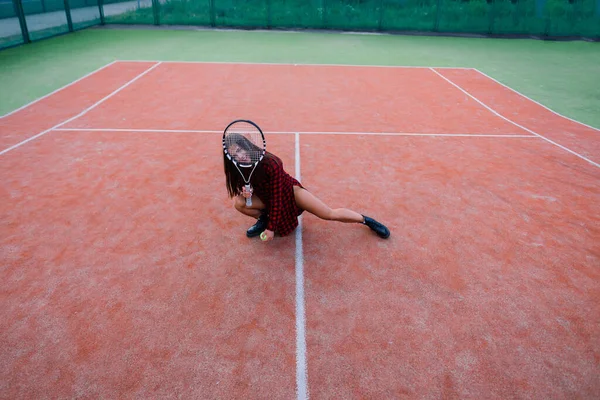 테니스 코트의 유행하는 스포츠 점에서 아름다운 — 스톡 사진
