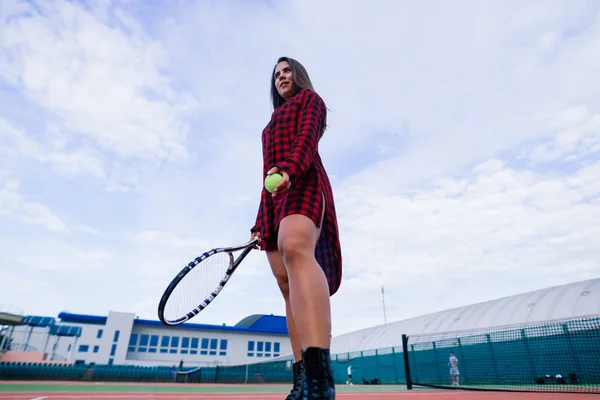 Красивая Стильная Сексуальная Женщина Черной Модной Спортивной Одежде Теннисном Корте — стоковое фото