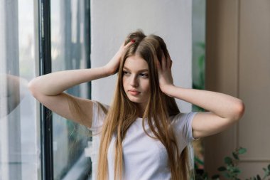 Yalnız üzgün kadın, derin düşünceler içinde evinde, depresyonda.