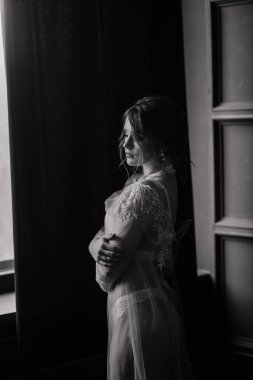 Beyaz iç çamaşırlı güzel bir gelin. Düğün için son hazırlıklar. Kız damadı bekliyor..