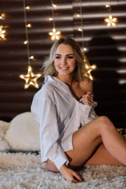 Yeni yılı ve Noel 'i kutlamak için köknar ağacının yanındaki sarışın kadın..