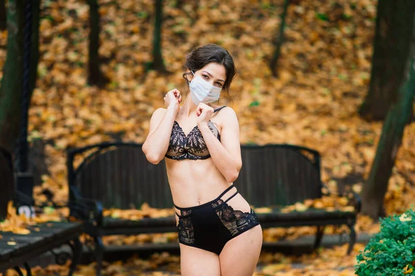 Ritratto Moda Donna Sexy Maschera Lingerie Nel Parco Autunnale Pandemia — Foto Stock