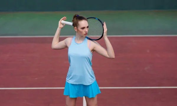 드레스를 코트에서 테니스 라켓을 테니스 — 스톡 사진