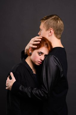 Stüdyoda saldırgan bir adamla umutsuz bir kadın, aile içi şiddet kavramı