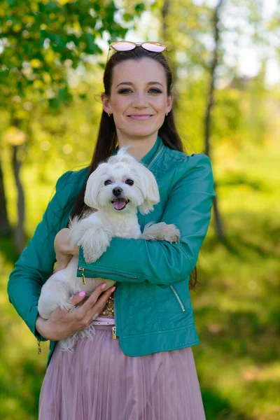 Uma Jovem Com Seu Cão Cão Branco Filhote Cachorro Com — Fotografia de Stock