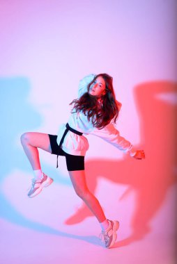 Stüdyoda poz veren genç ve güzel bir dansçı.