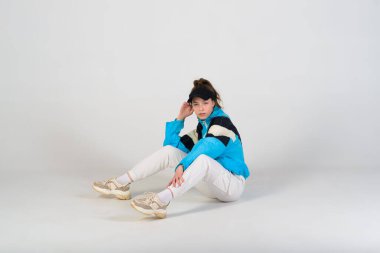 Stüdyoda poz veren genç ve güzel bir dansçı.