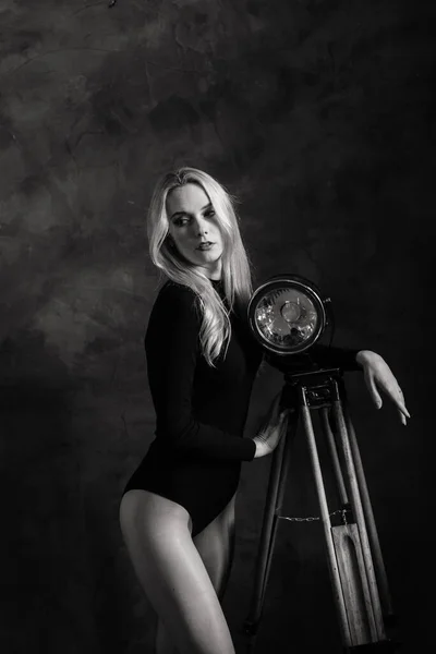 Sexy Blonde Vrouw Bodysuit Thuis Bij Een Lamp Zaklamp Perfecte — Stockfoto