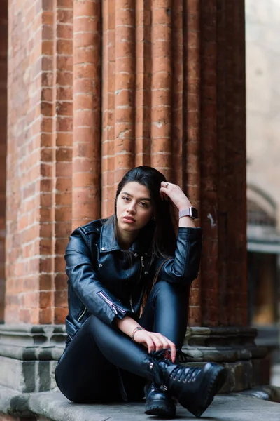 Retrato Una Hermosa Joven Morena Con Una Elegante Chaqueta Cuero — Foto de Stock