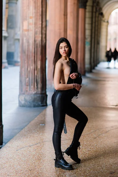 Portret Van Mooie Jonge Brunette Vrouw Dragen Stijlvolle Zwart Lederen — Stockfoto