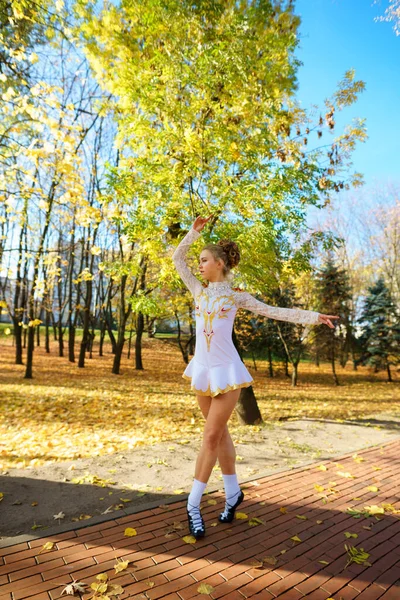 Balerina Taniec Parku Przyrody Wśród Jesiennych Liści — Zdjęcie stockowe