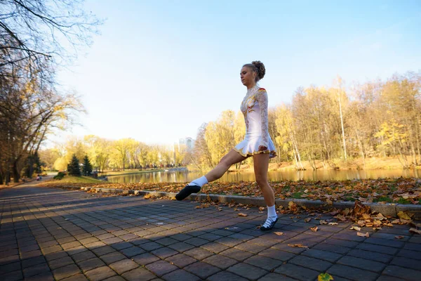 Ballerina Tanzt Naturpark Zwischen Herbstblättern — Stockfoto