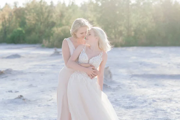 Gyönyörű Leszbikus Pár Akik Folyóparton Sétálnak Homokon Esküvőjük Napján — Stock Fotó