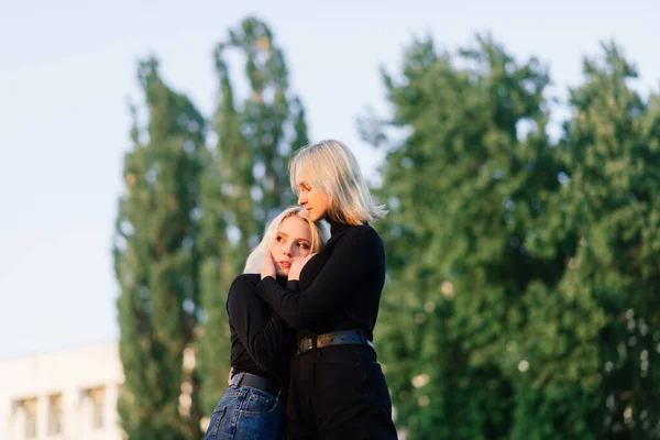 Dvě Mladé Ženy Kráčející Úsměvem Objímající Líbání Venku — Stock fotografie