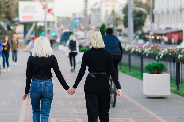 Duas Jovens Mulheres Andando Sorrindo Abraçando Beijando Livre — Fotografia de Stock