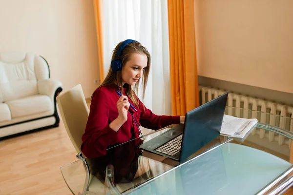 Zdjęcie Młodej Wesołej Szczęśliwej Kobiety Domu Korzystającej Laptopa Rozmawiającej Przez — Zdjęcie stockowe