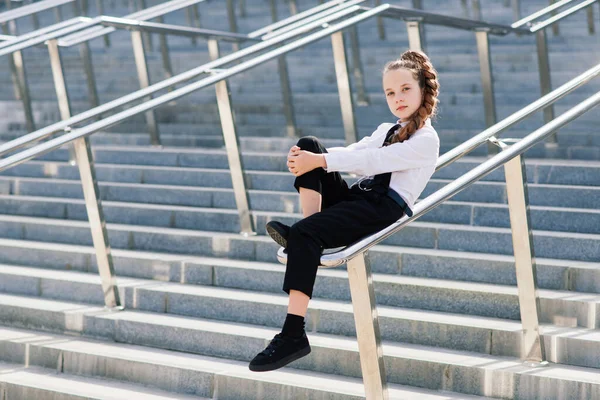 Adolescente Colegiala Hablando Por Teléfono Feliz Sonriendo Divirtiéndose Ciudad Otoñal — Foto de Stock