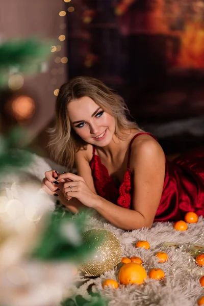 Hermosa Mujer Elegante Con Pelo Ondulado Posando Interior Decorado Navidad —  Fotos de Stock