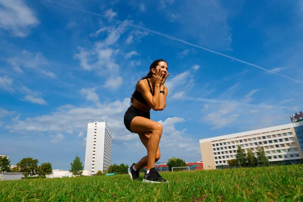 Mujer Joven Saludable Calentándose Estirando Los Brazos Estadio Aire Libre — Foto de Stock