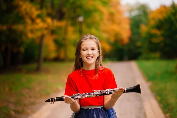 Mladý Atraktivní Dívka Hrát Klarinet Podzimním Parku — Stock fotografie