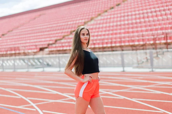 Uma Treinadora Com Cabelo Escuro Fica Pista Vermelha Estádio Vestida — Fotografia de Stock