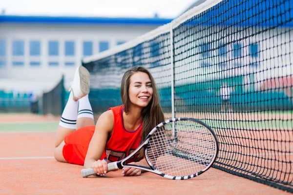 Schöne Tennisspielerin Roten Kleid Auf Dem Tennisplatz — Stockfoto