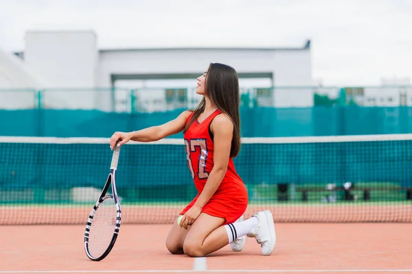 Schöne Tennisspielerin Roten Kleid Auf Dem Tennisplatz — Stockfoto
