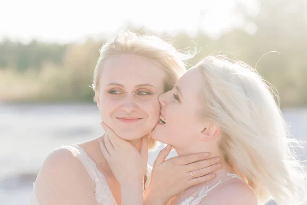 Hermosa Pareja Lesbianas Caminando Sobre Arena Largo Una Orilla Del —  Fotos de Stock