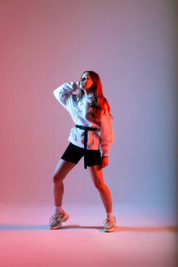 Stüdyoda poz veren genç ve güzel bir dansçı.