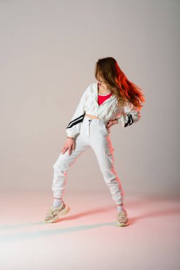 Stüdyoda poz veren genç ve güzel bir dansçı.