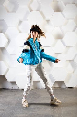 Stüdyoda poz veren genç ve güzel bir dansçı.