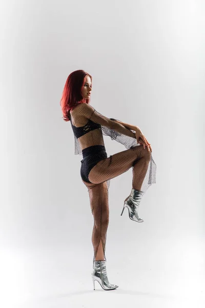 セクシーポールRedheadダンサーショー彼女の体 — ストック写真