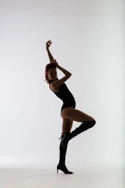 Сексуальна Полюс Руда Танцівниця Показує Тіло — стокове фото