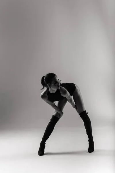 Σέξι Κοκκινομάλλα Χορεύτρια Που Δείχνει Σώμα Της — Φωτογραφία Αρχείου