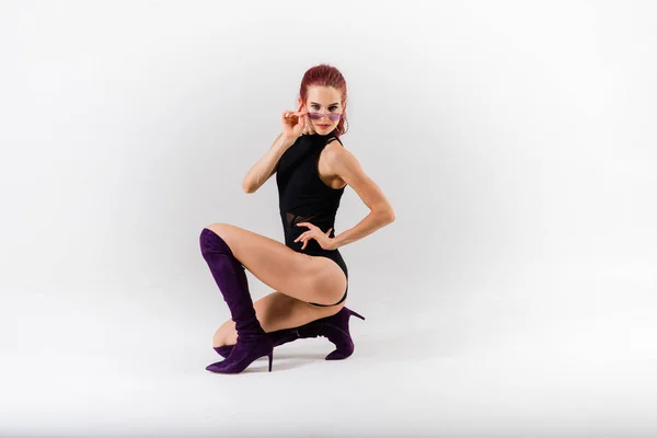 Sexy Pole Pelirroja Bailarina Mostrando Cuerpo — Foto de Stock