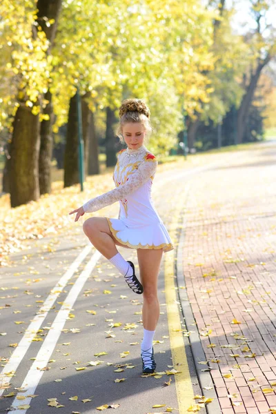 Bailarina Bailando Parque Natural Entre Hojas Otoño — Foto de Stock