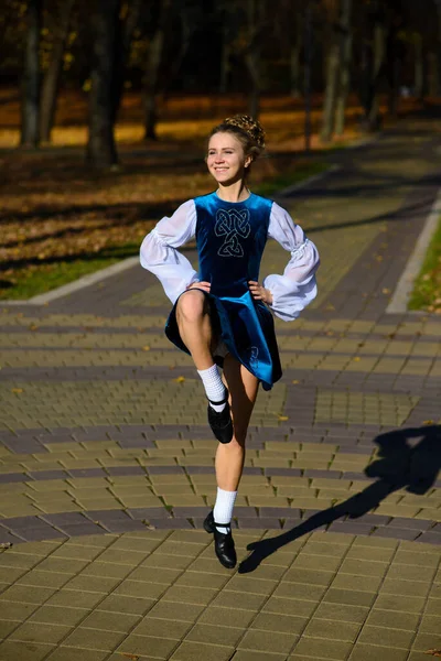 Bailarina Dançando Parque Natureza Entre Folhas Outono — Fotografia de Stock