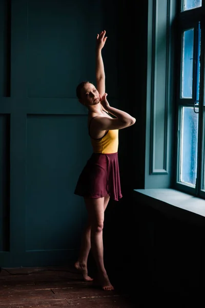 Bailarina Body Oscuro Vestido Interior Oscuro Estudio Pared Ladrillos Piano — Foto de Stock