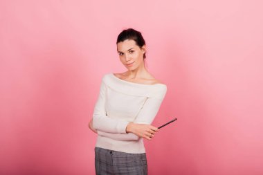 Kozmetik uzmanı elinde bir alet tutuyor, kalıcı makyaj ustası, kalıcı makyaj malzemesi, dövme kalemi, kapat.