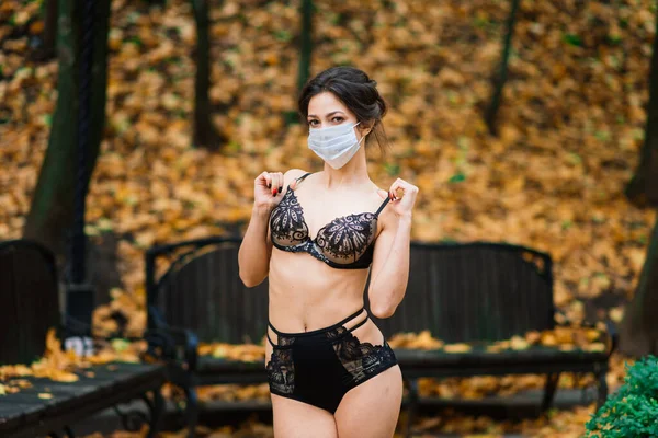Modeporträtt Sexig Kvinna Ansiktsmask Och Underkläder Höstparken Pandemi Virus Coronavirus — Stockfoto