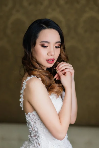 Nádherná Mladá Asijská Žena Elegantních Šatech Při Pohledu Kameru Okno — Stock fotografie