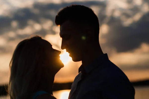 Couple Amoureux Retour Silhouette Légère Coucher Soleil Lac Orange Romantique — Photo