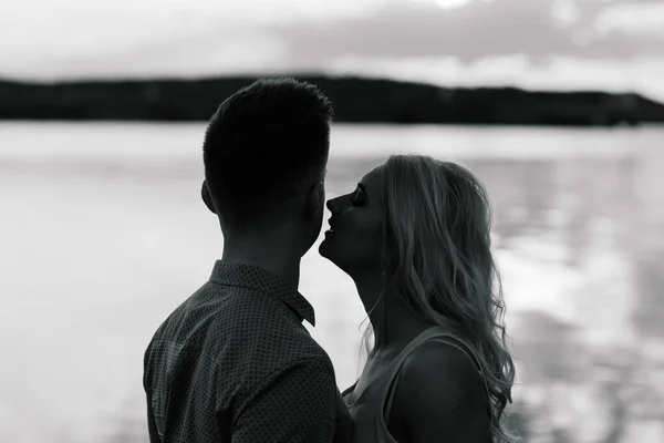 Casal Amor Volta Silhueta Luz Lago Laranja Por Sol Romântico — Fotografia de Stock