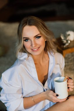 Dalgalı saçlı, zarif bir kadın Noel 'de ışık saçarak poz veriyor..