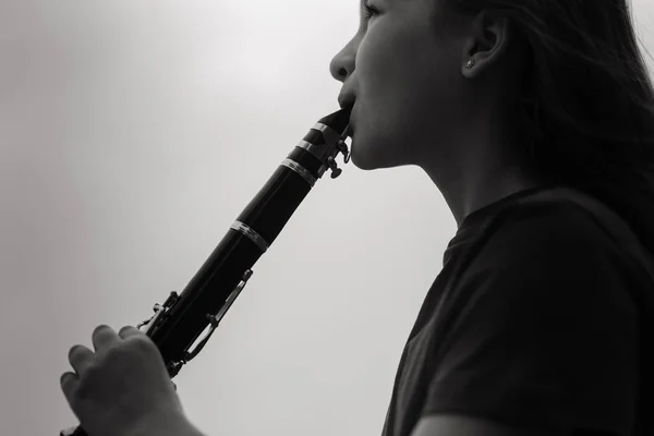 Joven Chica Atractiva Tocando Clarinete Parque Otoño —  Fotos de Stock