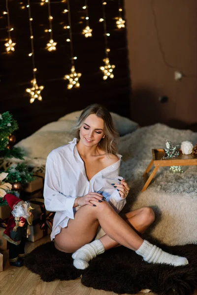 Bella Donna Elegante Con Capelli Ondulati Posa Interni Decorati Natale — Foto Stock