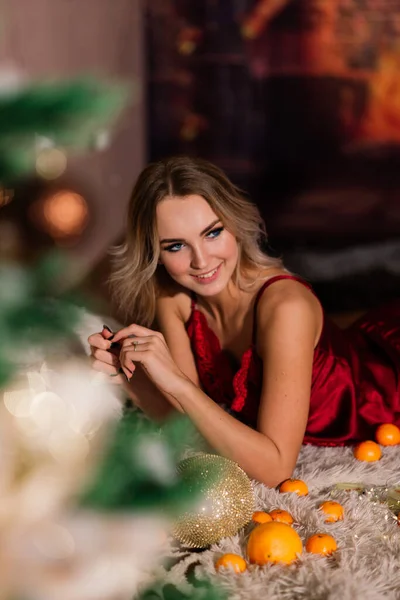 Hermosa Mujer Elegante Con Pelo Ondulado Posando Interior Decorado Navidad — Foto de Stock
