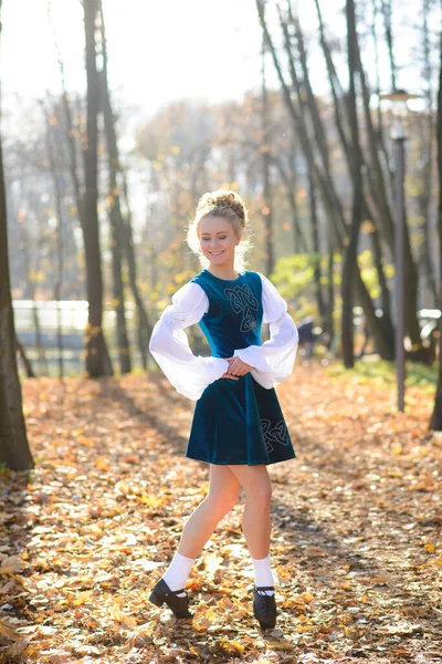 Bailarina Bailando Parque Natural Entre Hojas Otoño — Foto de Stock